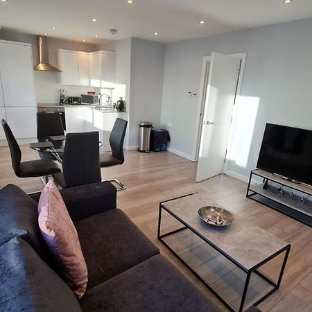 הונסלו Cosy Flats Near Heathrow, Group Bookings Available With Parking Space מראה חיצוני תמונה