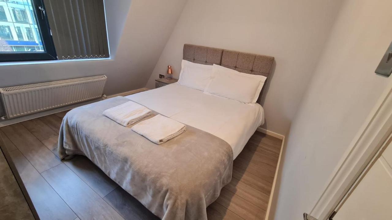 הונסלו Cosy Flats Near Heathrow, Group Bookings Available With Parking Space מראה חיצוני תמונה