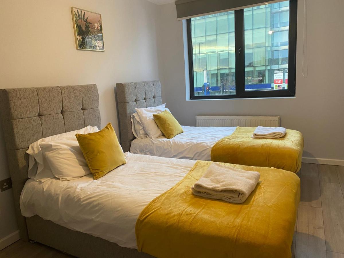 הונסלו Cosy Flats Near Heathrow, Group Bookings Available With Parking Space מראה חיצוני תמונה