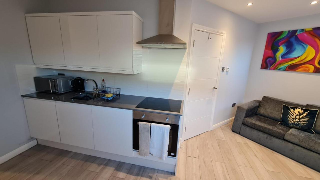 הונסלו Cosy Flats Near Heathrow, Group Bookings Available With Parking Space מראה חיצוני תמונה