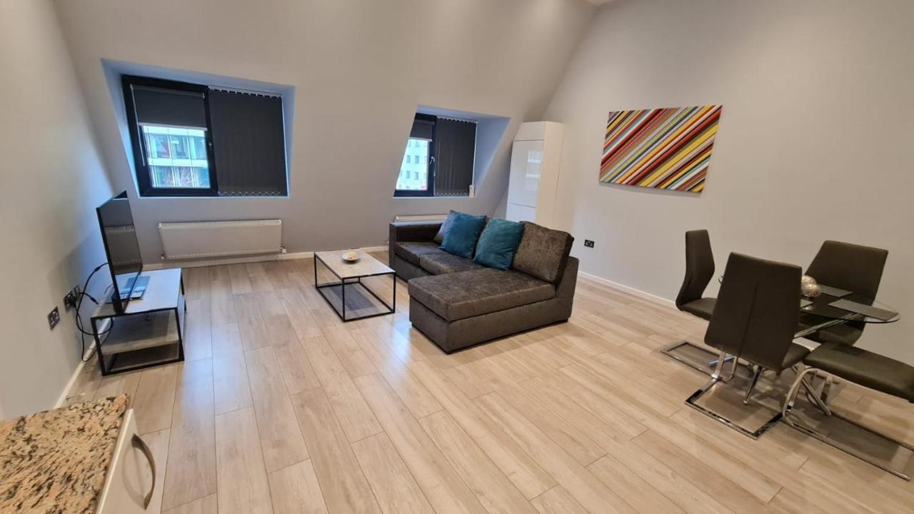 הונסלו Cosy Flats Near Heathrow, Group Bookings Available With Parking Space מראה חיצוני תמונה