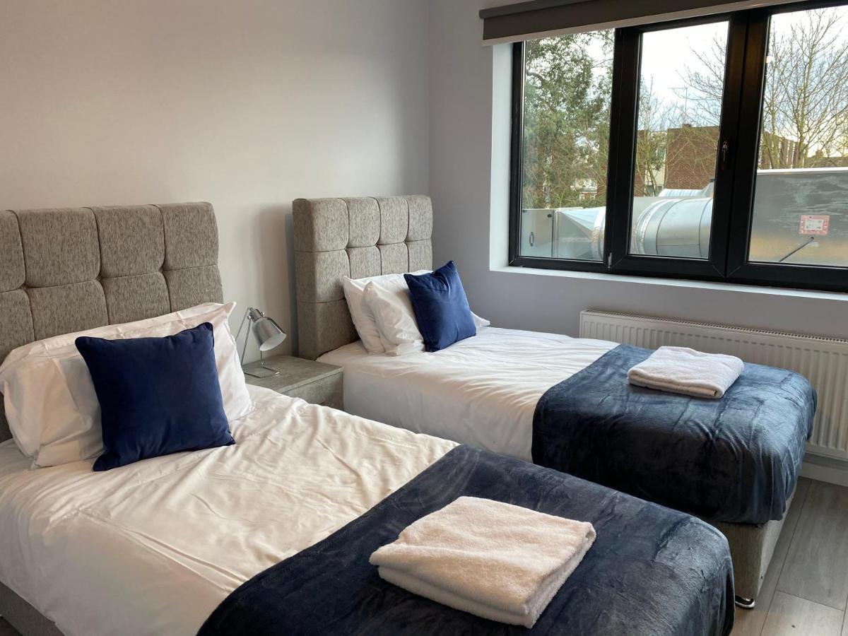 הונסלו Cosy Flats Near Heathrow, Group Bookings Available With Parking Space מראה חיצוני תמונה