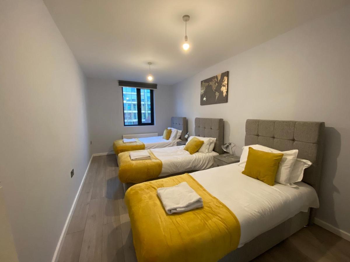 הונסלו Cosy Flats Near Heathrow, Group Bookings Available With Parking Space מראה חיצוני תמונה