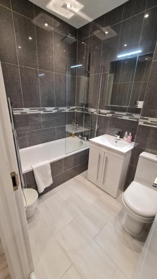 הונסלו Cosy Flats Near Heathrow, Group Bookings Available With Parking Space מראה חיצוני תמונה