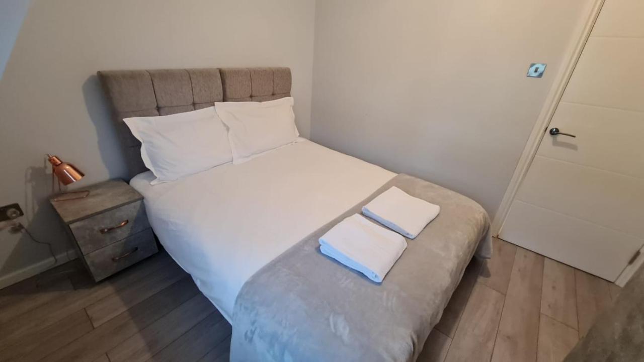 הונסלו Cosy Flats Near Heathrow, Group Bookings Available With Parking Space מראה חיצוני תמונה