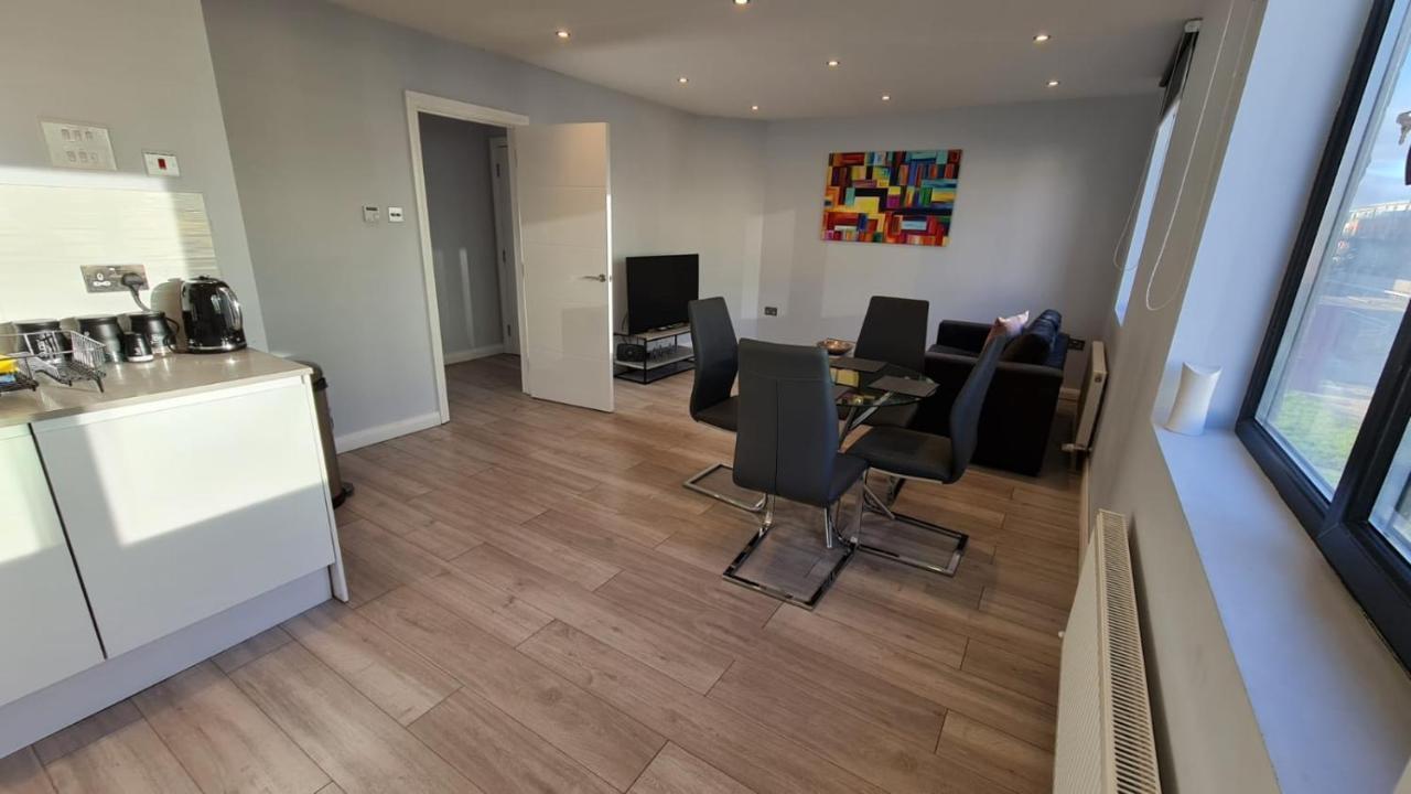 הונסלו Cosy Flats Near Heathrow, Group Bookings Available With Parking Space מראה חיצוני תמונה