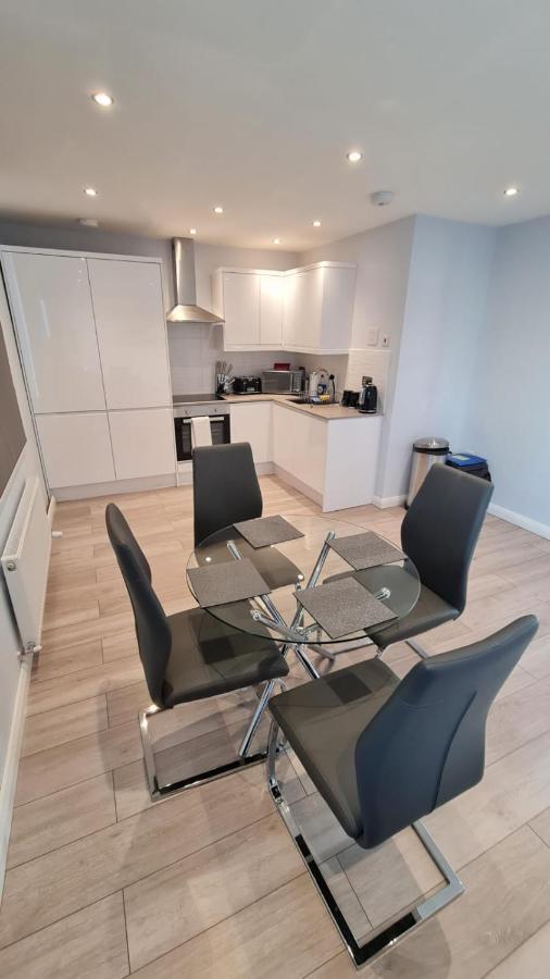 הונסלו Cosy Flats Near Heathrow, Group Bookings Available With Parking Space מראה חיצוני תמונה