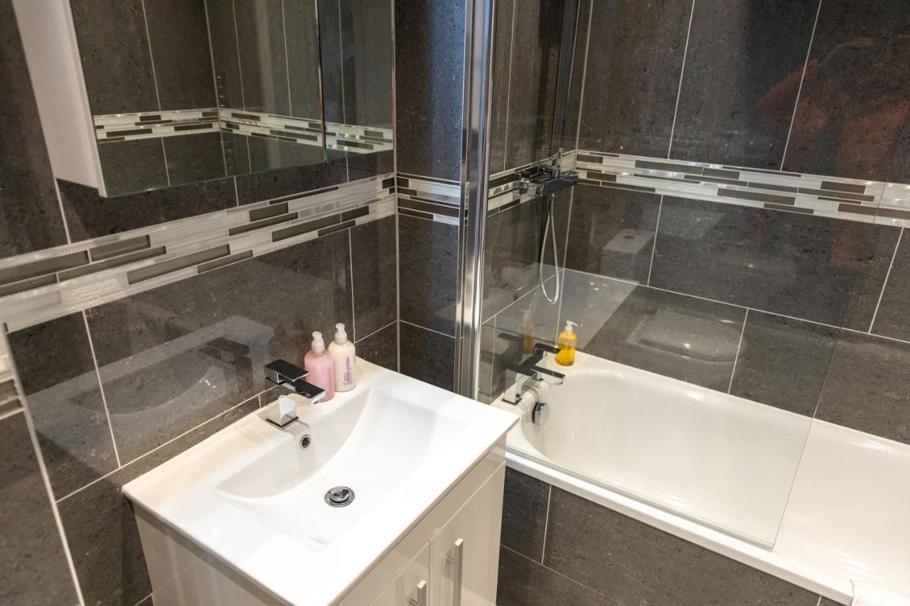 הונסלו Cosy Flats Near Heathrow, Group Bookings Available With Parking Space מראה חיצוני תמונה