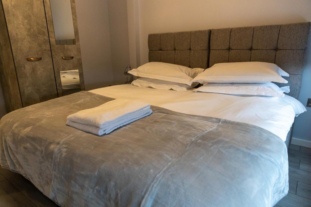 הונסלו Cosy Flats Near Heathrow, Group Bookings Available With Parking Space מראה חיצוני תמונה