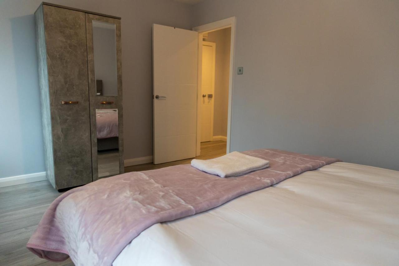 הונסלו Cosy Flats Near Heathrow, Group Bookings Available With Parking Space מראה חיצוני תמונה