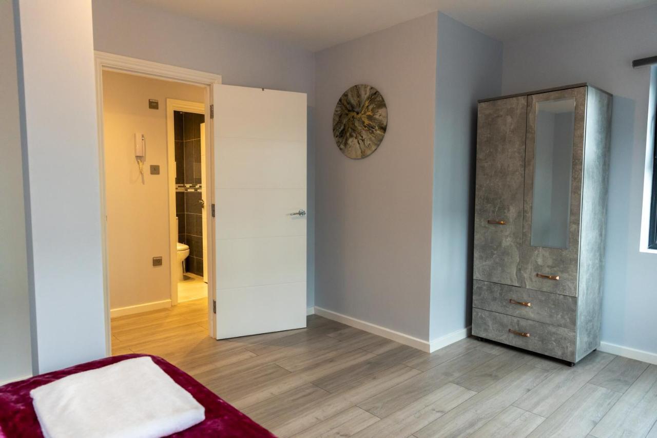 הונסלו Cosy Flats Near Heathrow, Group Bookings Available With Parking Space מראה חיצוני תמונה