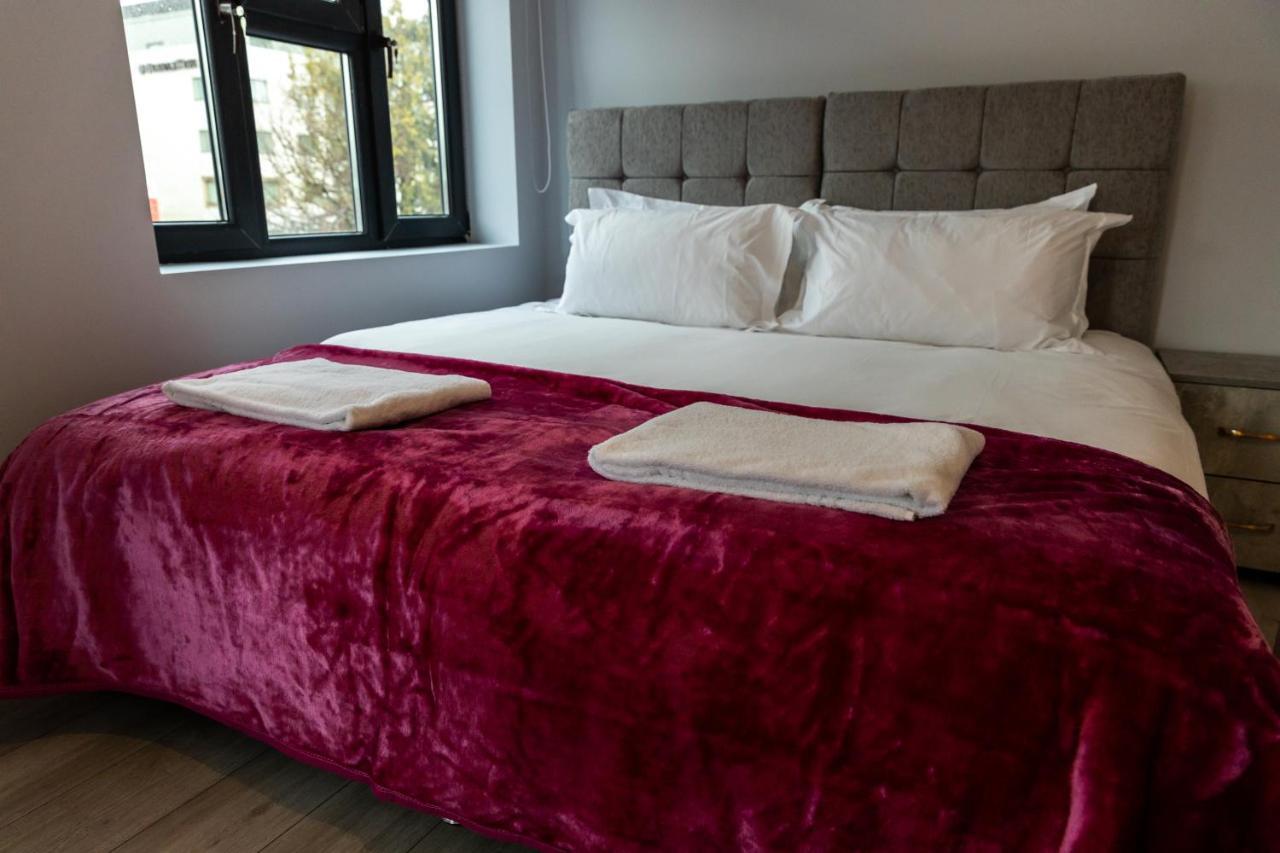 הונסלו Cosy Flats Near Heathrow, Group Bookings Available With Parking Space מראה חיצוני תמונה