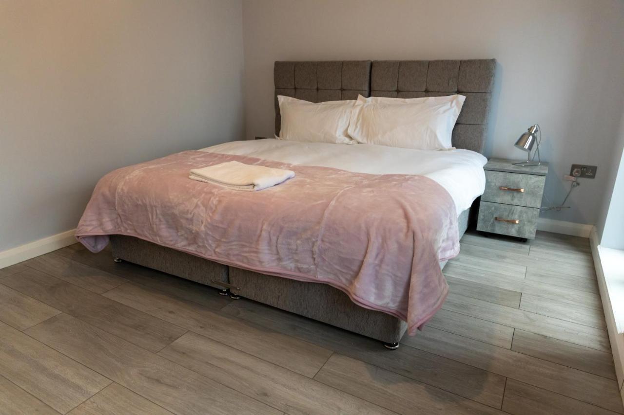 הונסלו Cosy Flats Near Heathrow, Group Bookings Available With Parking Space מראה חיצוני תמונה